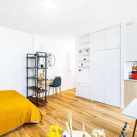Charm And Convenience In Quatier Latin Апартаменты Париж